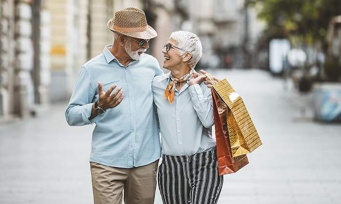 Pareja-de-ancianos-paseando-por-la-calle-iStock.jpg