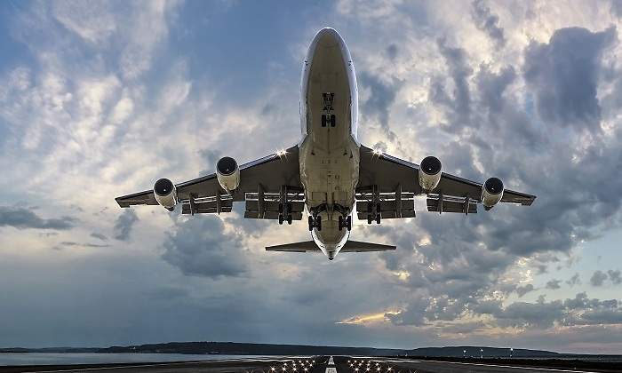 Un-avion-en-pleno--despegue-iStock.jpg