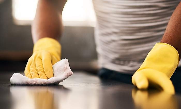 Limpiando-superficie-con-guantes-iStock.jpg