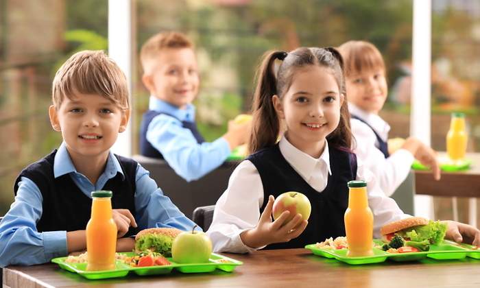 Nios felices en un comedor escolar
