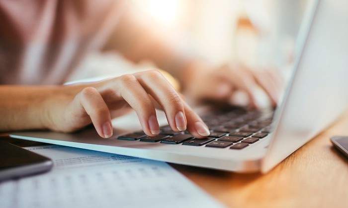ordenador-mujer-teclea-istock.jpg
