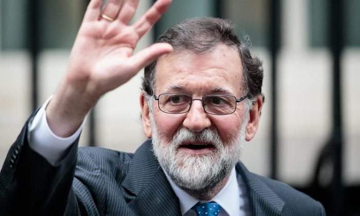 rajoy-mariano-saluda-traje.jpg