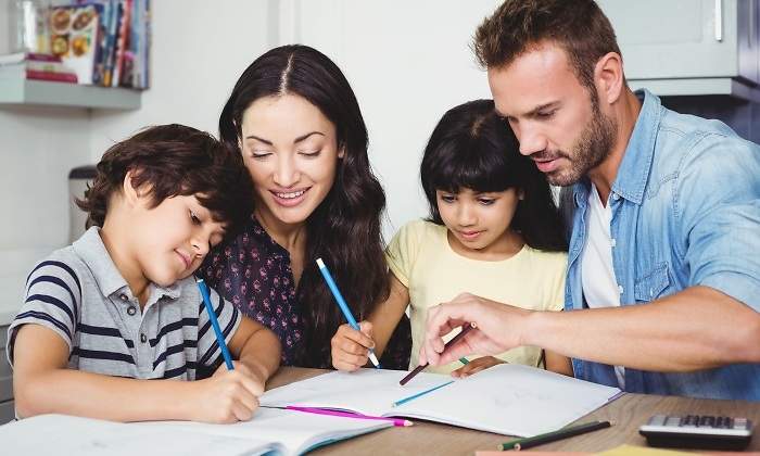 familia-estudia-ninios.jpg
