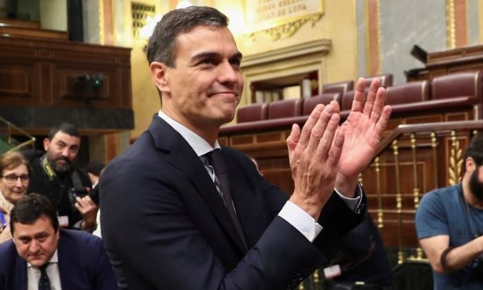 sanchez-pedro-aplauso-mocion-efe.jpg
