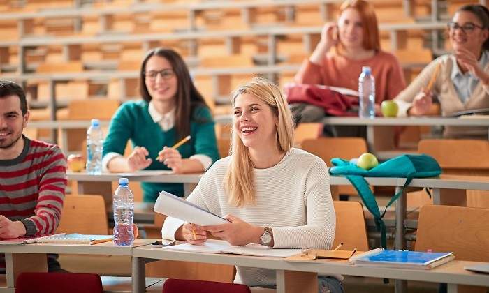 jovenes-universitarios-en-el-aula.jpg