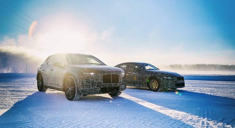 Dos de los nuevos modelos eléctricos de BMW en condiciones extremas.