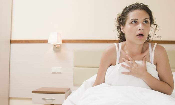 Una-mujer-que-se-ha-despertado-angustiada-iStock.jpg