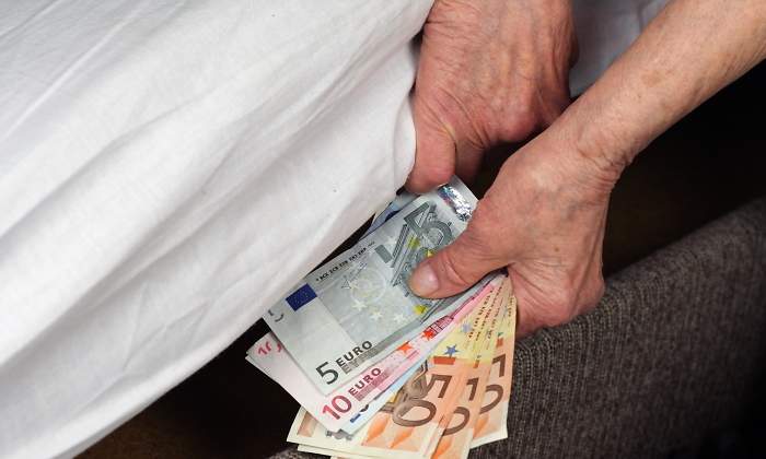 dinero-debajo-colchon-dreamstime.jpg