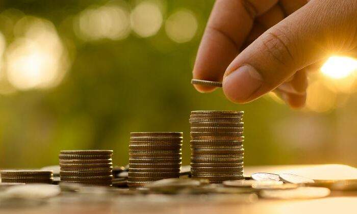 dinero-inversion-monedas-mano-770-dreamstime.jpg
