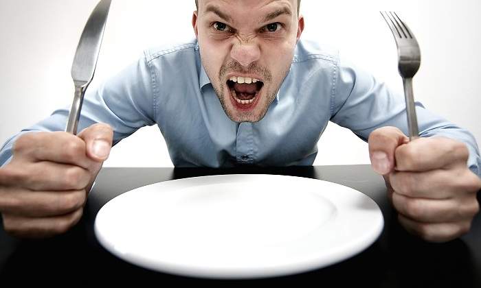 Hombre-enfadado-con-mucha-hambre-iStock.jpg
