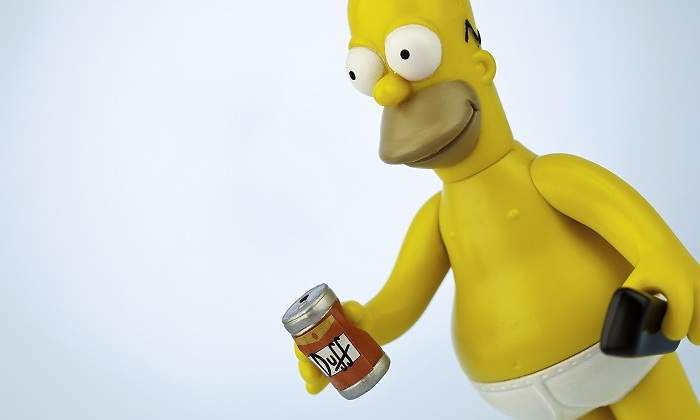 Homer-Simpson-con-una-Duff-iStock.jpg