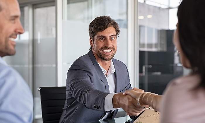 Un-hombre-en-una-oficina-dando-la-mano-iStock.jpg
