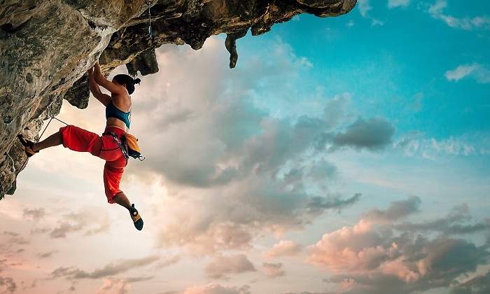 Mujer-escalando-durante-el-atardecer-iStock.jpg