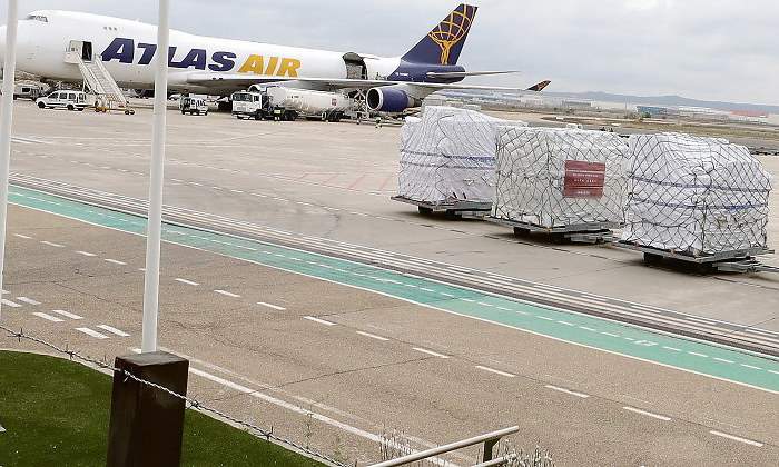 Material sanitario donado por Inditex en el aeropuerto de Zaragoza