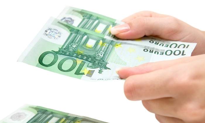 billetes-cien-euros-manos-mujer-dreamstime.jpg