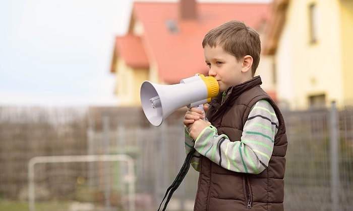Un-nino-pequeno-utilizando-un-megafono-iStock.jpg