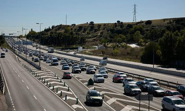 EuropaPress_3992084_atasco_km_23_autopista_a_1_motivo_operacion_salida_puente_pilar_2021-1.jpg