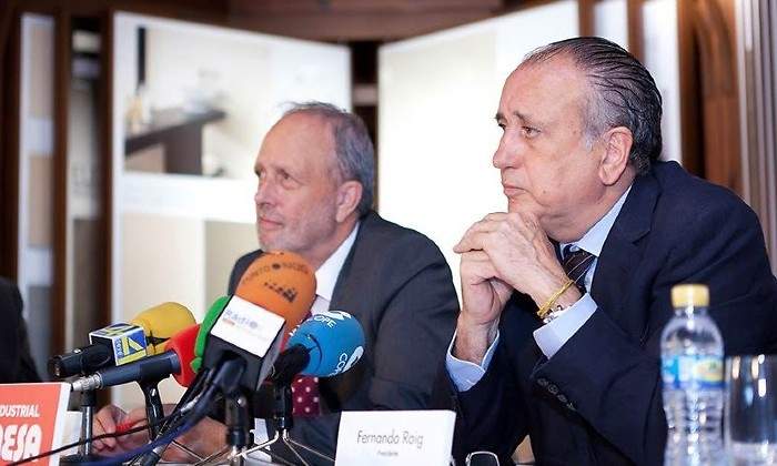 Fernando Roig derecha en una rueda de prensa de Pamesa EE