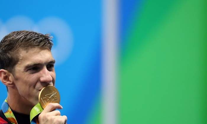 Phelps-besa-medalla-2016-efe.jpg