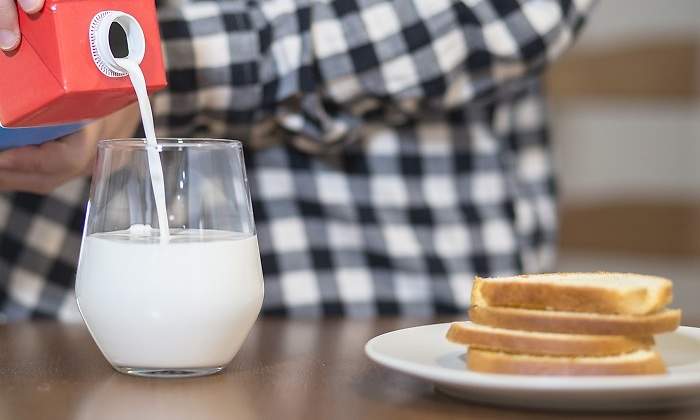Servir-leche-en-el-desayuno.jpg