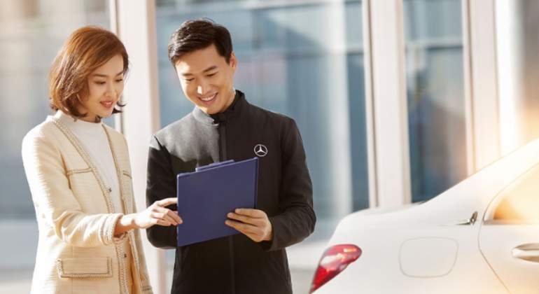 Entrega de un coche Mercedes en China.