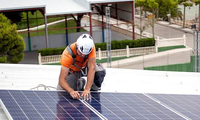 instalacion-panel-solar-revista-energia.jpg