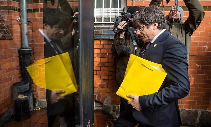 puigdemont-bolsa-amarilla-efe.jpg