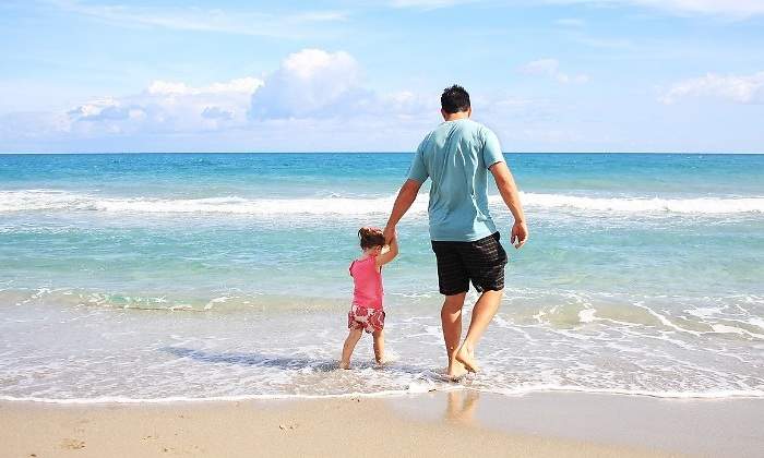 padre-hija-familia-playa-pixabay-770x420.jpg