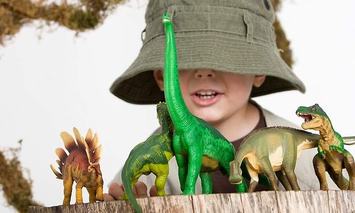 Nino-jugando-con-dinosaurios-iStock.jpg