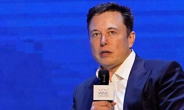 Elon-Musk-sobre-fondo-azul-con-un-microfono-Reuters.jpg