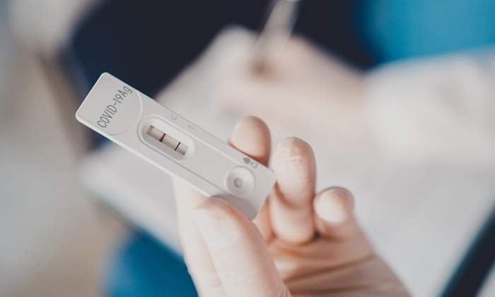 test-antigenos-raya-positiva-istock.jpg
