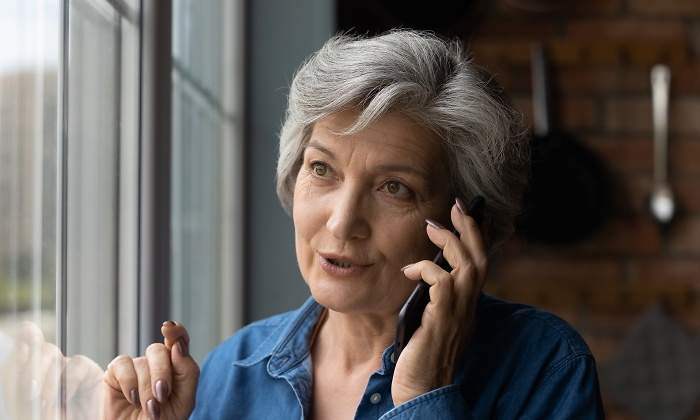 mujer-jubilada-habla-telefono-dreamstime.jpg