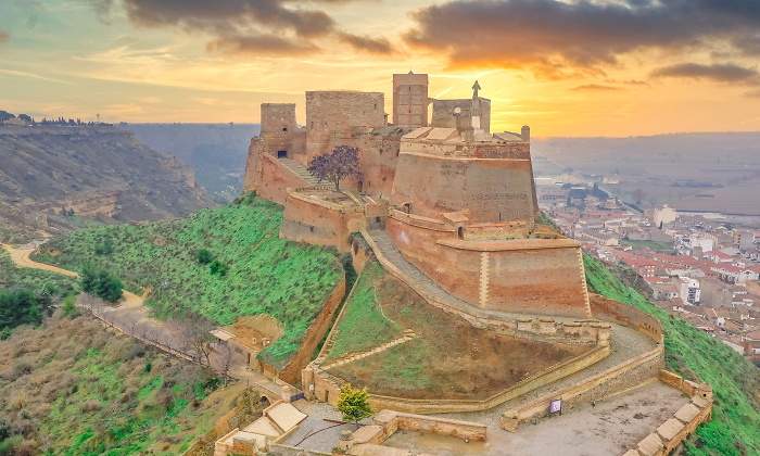 castillo-monzon.jpg