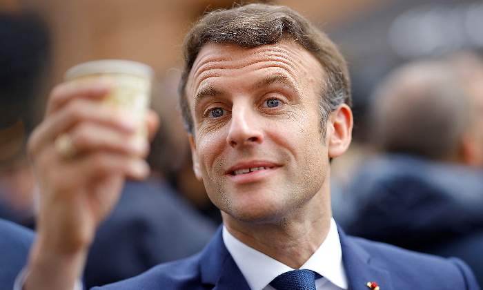 enmanuel-macron-presidente-francia-alzando-vaso-5abril2022-reuters-770x420.jpg