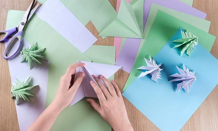 Una-mesa-sobre-la-que-una-persona-esta-haciendo-papiroflexia-iStock.jpg