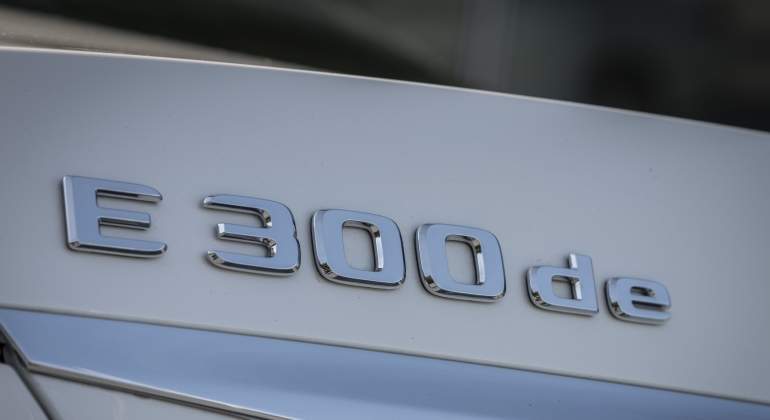 Detalle distintivo del nuevo Mercedes E300 ed, el segundo híbrido enchufable con motor diésel.