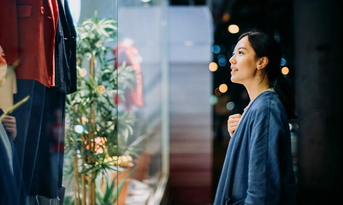 mujer-mira-escaparate-tienda-moda-lujo-getty-770x420.jpg