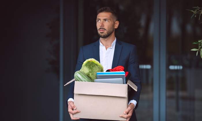 trabajador-despedido-sale-puerta-caja-dreamstime.jpg