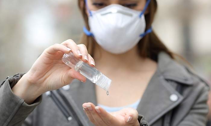 Mujer-con-mascarilla-lavandose-las-manos-iStock.jpg