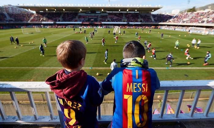 barcelona-entrenamiento-ninos-camiseta-messi-suarez-efe.jpg