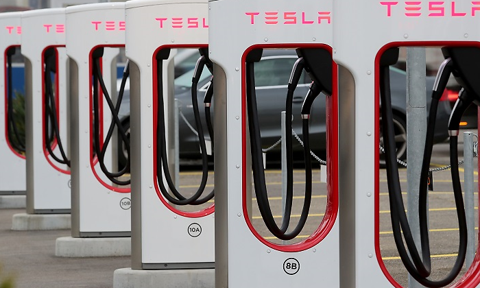 tesla-electrolinera-recarga-suiza-reuters-770x420.png