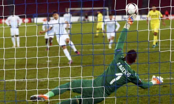 asenjo-gol-penalti-zurich-villarreal-efe.jpg