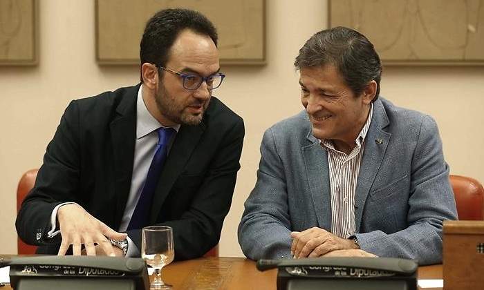 antonio-hernando-javier-fernandez-congreso-efe.jpg
