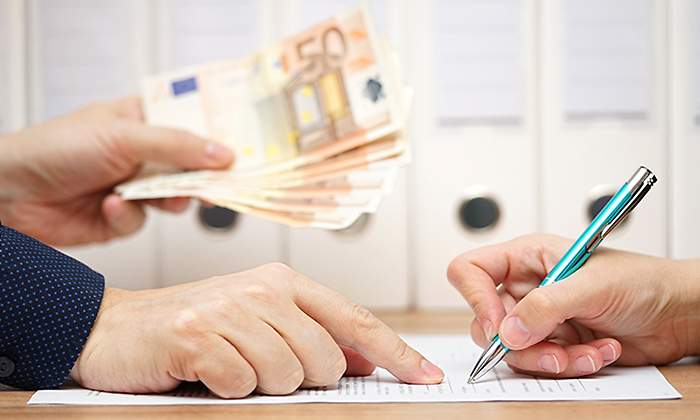 Firma-de-contrato-y-pago-de-dinero-Istock.jpg