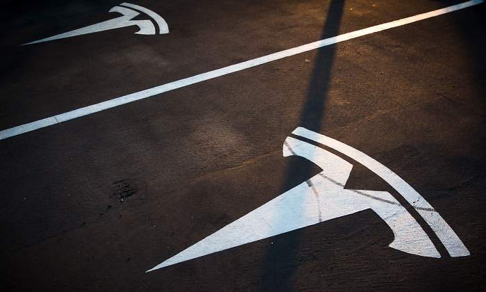 estacionamiento-de-tesla-bloombert.jpg
