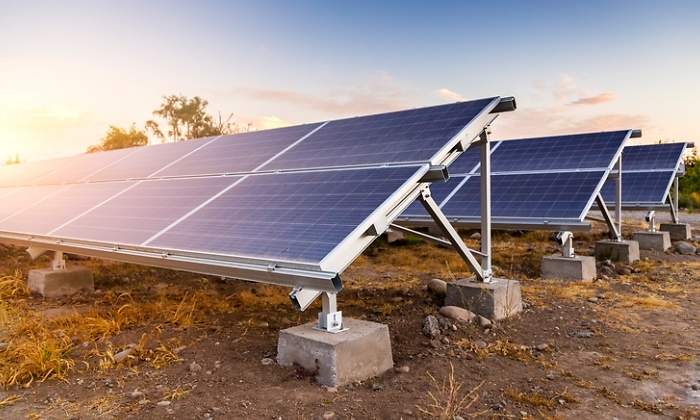 Paneles solares reciben la luz del sol