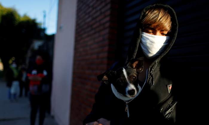 coronavirus-joven-capucha-reuters.jpg
