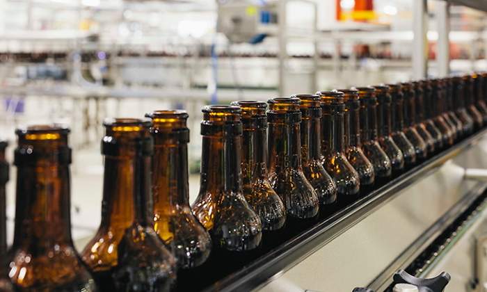 Botellas en una planta de Damm