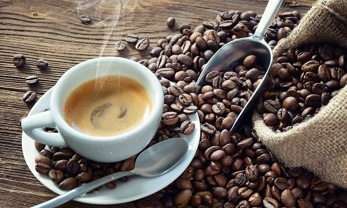 Una-taza-de-cafe-junto-a-un-saco-lleno-de-grano-iStock.jpg