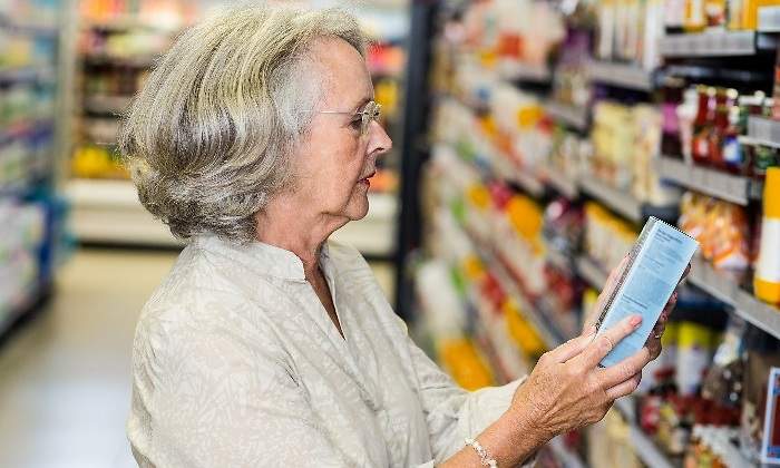 supermercado-senora-compara-precios-dreamstime.jpg